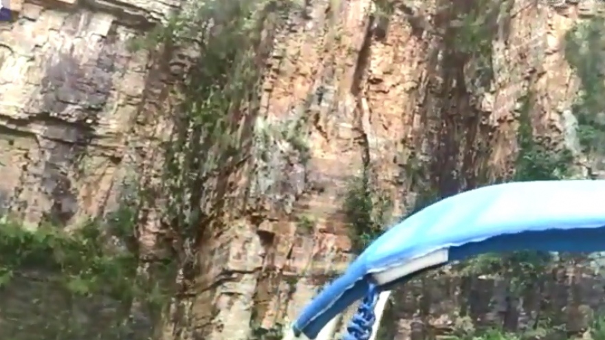 Hé lộ dấu hiệu cảnh báo chết người từ vách đá bất ngờ đổ sập xuống 2 thuyền du lịch Brazil